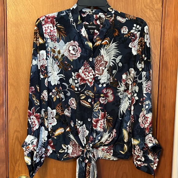 Karen Kane Tops - Karen Kane small dressy blouse with flowers and tie at bottom